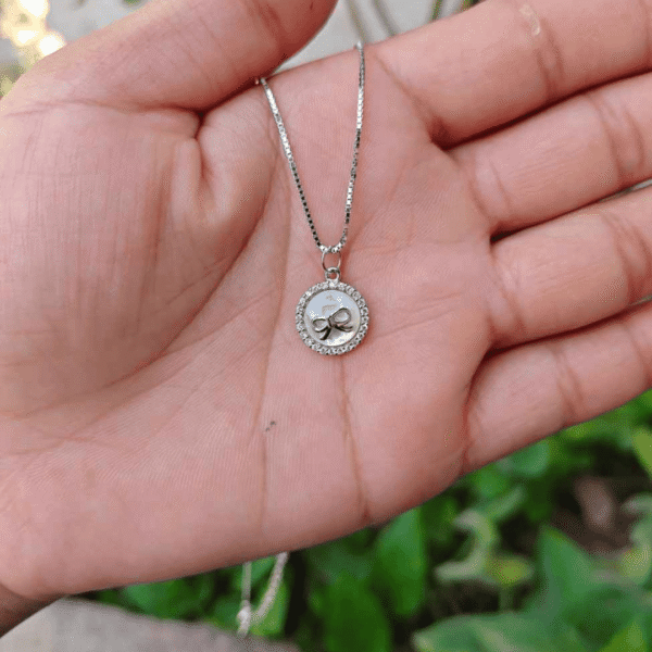 BOW SHAPE MOP CHAIN PENDANT