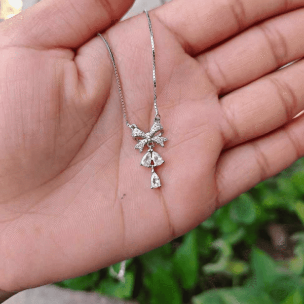 DANGLING TEARDROP CHAIN PENDANT
