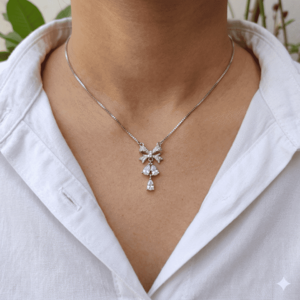 DANGLING TEARDROP CHAIN PENDANT
